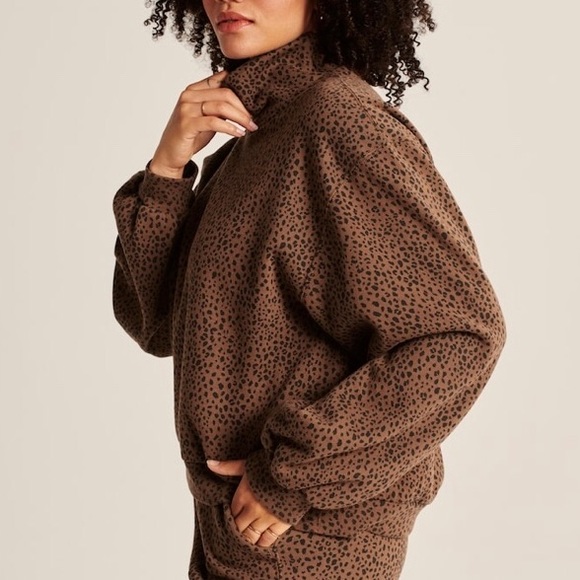 New! Abercrombie & Fitch Turtleneck Sweatshirt - Picture 3 of 8